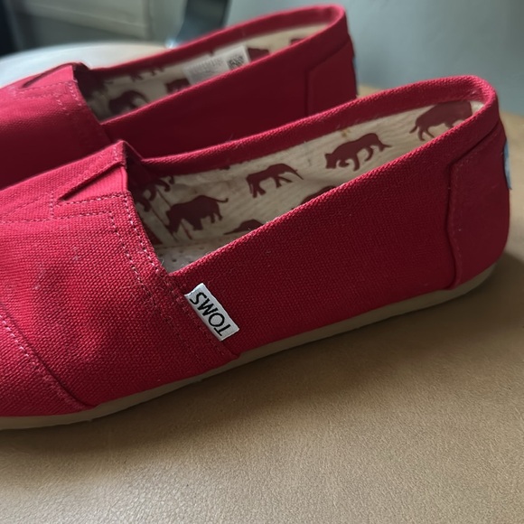 Women’s red TOMS - Picture 2 of 6
